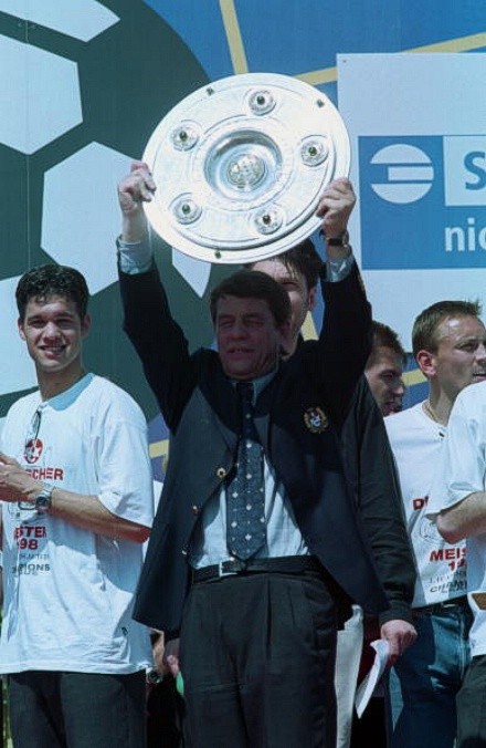 Ballack (trái) bên cạnh HLV Otto Rehhagel tại lễ ăn mừng chức vô địch Bundesliga năm 1998 của Kaiserlautern.
